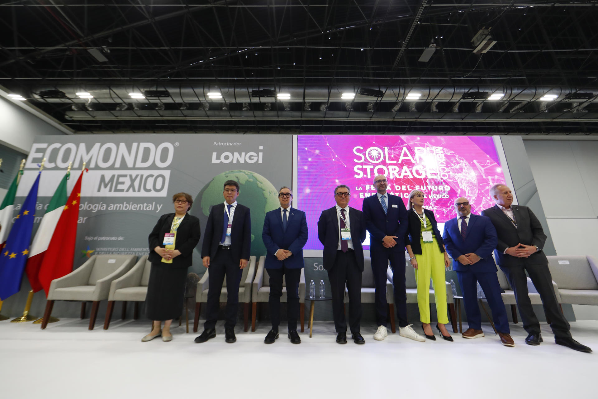 Miembros del presidium posan durante la inauguración del Solar Sotrage México este miércoles en la ciudad de Guadalajara (México). EFE/Francisco Guasco
