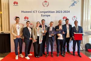 ESTAMBUL (TURQUÍA), 26/04/2024.- Estudiantes de Alicante y Valladolid han sido premiados por sus proyectos innovadores con Inteligencia Artificial (IA) y desempeño en el campo de las telecomunicaciones por la tecnológica Huawei, que los reconoció como el futuro de la transformación digital y entre "las mentes más brillantes de Europa". En la imagen (i a d) Matthiew Brako, Alejandro Álvarez, Carla López, Julio Alberto Hernández, Julio Jornet, David Romero González, Iván Montiel, Pedro Roig, estudiantes y profesores españoles galardonados en la fase europea de la Competición ICT de Huawei en Estambul. EFE/Laura P. Gutiérrez