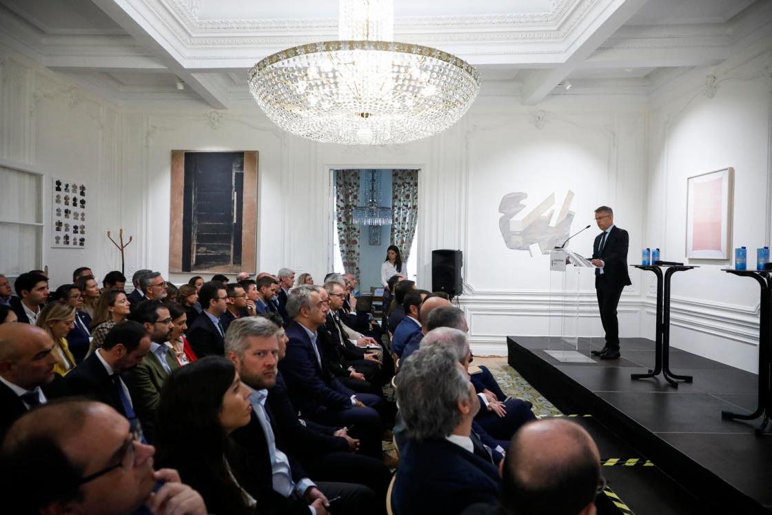 MADRID, 25/04/2024.- El embajador de Suecia en España, Teppo Tauriainen, participa este jueves en el "Foro Hispano-Sueco para una cadena de valor verde y resiliente", celebrado en la sede de la embajada sueca en Madrid. EFE/David Fernández