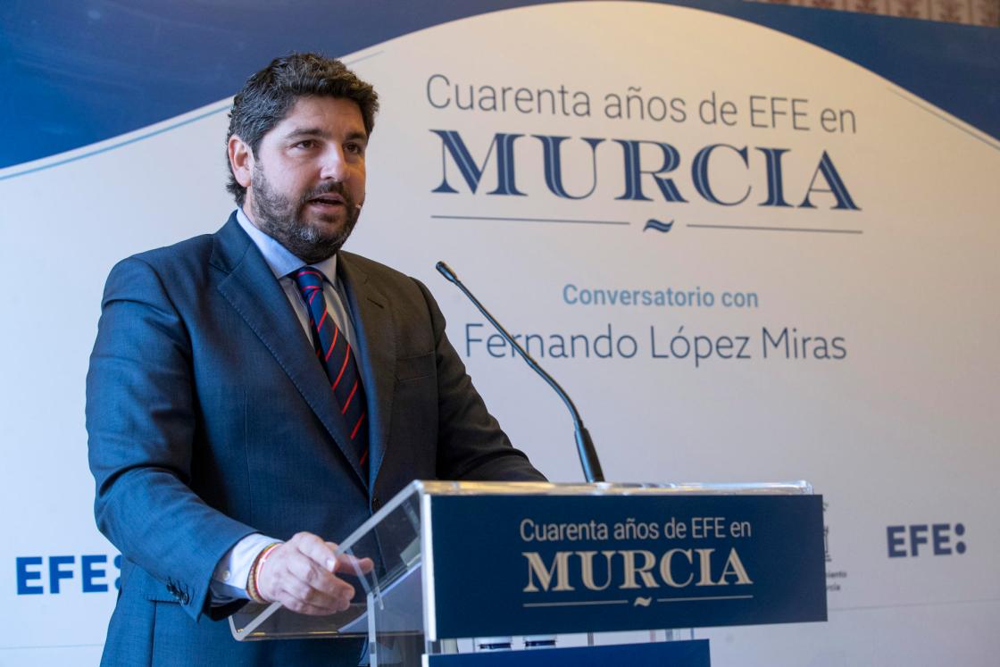 MURCIA, 15/04/2024.- El presidente de Murcia Fernando López Miras, durante su intervención en los actos conmemorativos del 40 aniversario de la implantación de la Agencia EFE en la Región de Murcia, este lunes. EFE/Marcial Guillén