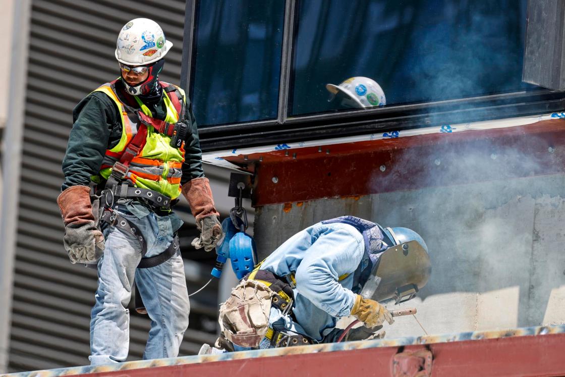 Fotografía de archivo donde se observa a trabajadores de la construcción en un edificio del centro en Austin durante la ola de calor en Austin, Texas, EE.UU, 07 de septiembre de 2023. Imagen de archivo. EFE/EPA/ADAM DAVIS