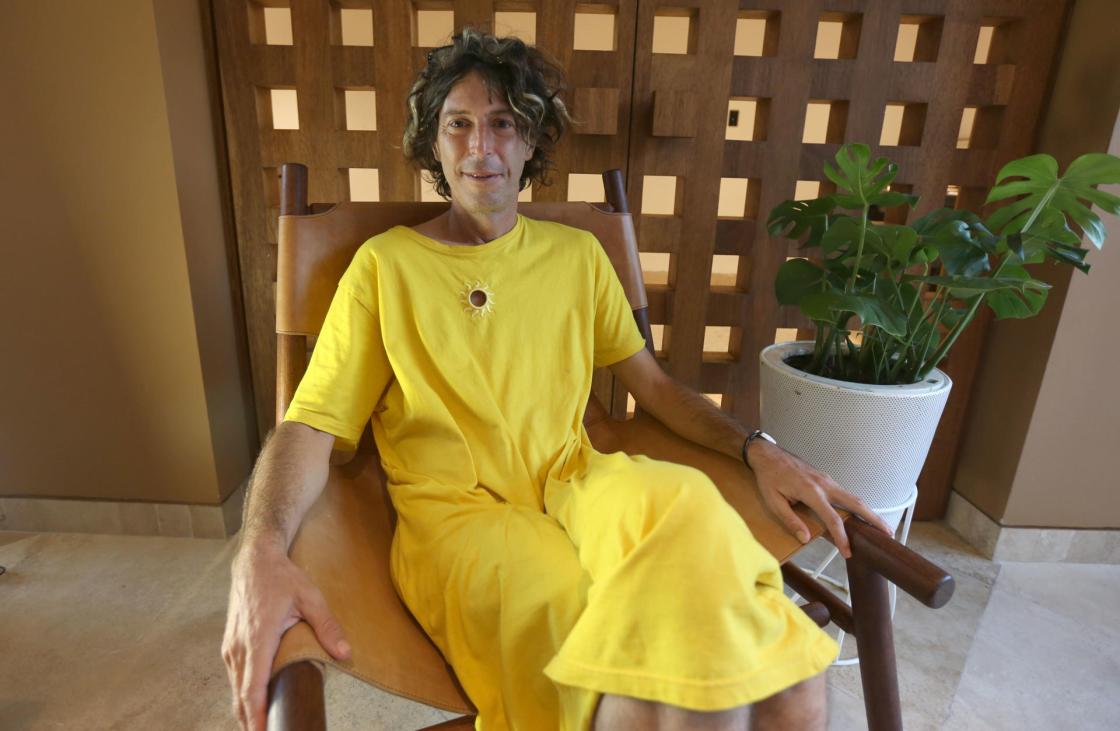 El compositor y cantante argentino Andy Chango habla durante una entrevista con EFE en Playa del Carmen, en Quintana Roo (México). EFE/ Alonso Cupul 