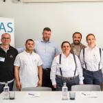 De izquierda a derecha: Víctor Fernández (Fundador de La Buena Huella), Pep Cañellas (Propietario Fergus Group) y Jaime Ferrer (Director Gerente de Aspas). Abajo con algunos de los alumnos que participan en este programa.