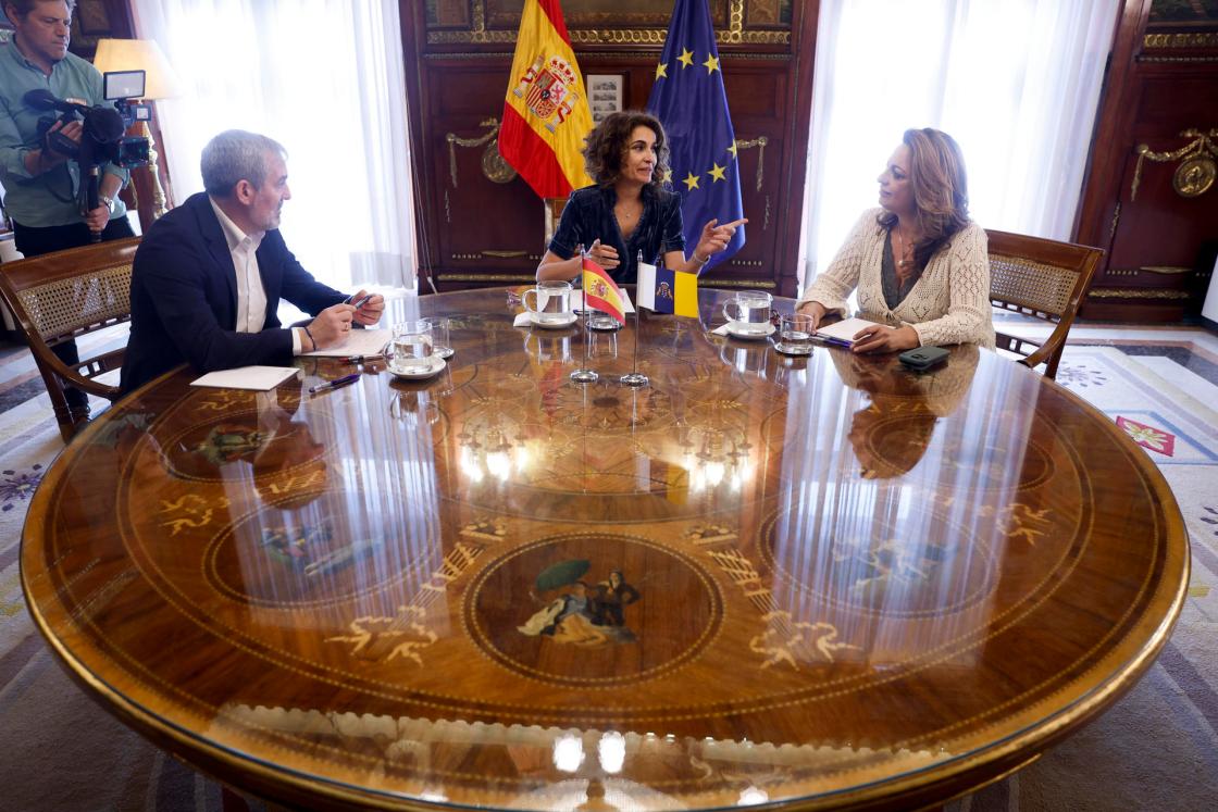 MADRID, 09/04/2024.- La vicepresidenta primera y ministra de Hacienda, María Jesús Montero (c), se reúne este martes en Madrid con el presidente de Canarias, Fernando Clavijo, acompañado de la diputada de Coalición Canaria, Cristina Valido, para abordar diferentes asuntos de interés de la comunidad. EFE/ Javier Lizon