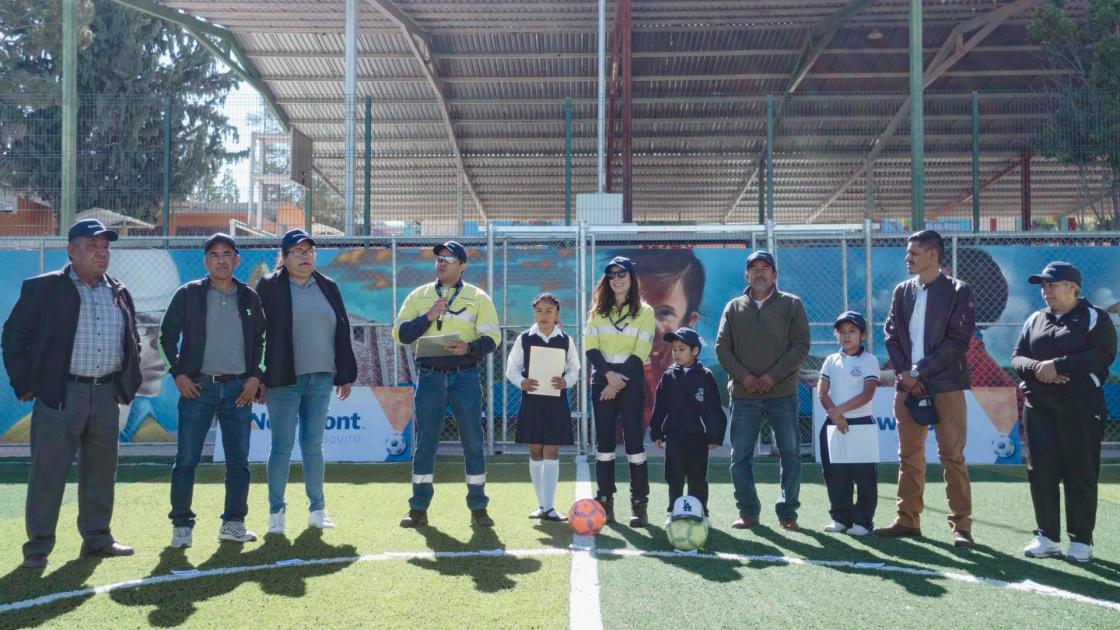 Nueva cancha de futbol Profesor Felipe Prado en la Escuela Primaria de la comunidad de San Juan de los Cedros, Mazapil.SOLO USO EDITORIAL/ EFE 