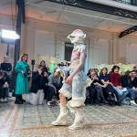 GRAF7710. BRUSELAS (BÉLGICA), 11/04/2024.- Sombreros tipo pescador, abrigos fantasía, asimetrías y gafas fluorescentes protagonizaron un desfile de moda sostenible que cerró la jornada del jueves del Festival de la Nueva Bauhaus Europea y en el que 16 diseñadores internacionales ofrecieron una declaración sobre la necesidad de cambio en la industria textil. EFE/Laura P. Gutiérrez