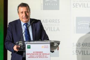 SEVILLA, 04/04/2024.- El presidente de la Diputación de Sevilla, Javier Fernández, durante su intervención en la entrega de los IX premios Vinos y licores de la provincia de Sevilla, que han tenido lugar esta tarde en el consulado de Portugal de la capital andaluza y en el que se han entregado cinco distinciones a los mejores vinos y licores además de doce medallas, cinco de oro y siete de plata. EFE/Raúl Caro