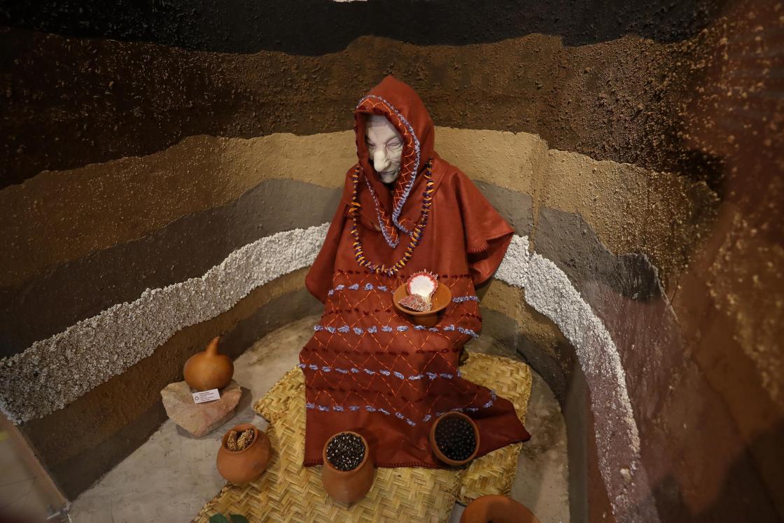 Fotografía de una artesanía en exposición en un museo, en la población de Perucho (Ecuador). La Ruta Escondida de Quito alberga tesoros en forma de historia, cultura, naturaleza y gastronomía a la espera de ser encontrados por los turistas que se adentren a Puéllaro, Perucho, Chavezpamba, Atahualpa y San José de Minas, las cinco parroquias rurales de la capital ecuatoriana que la integran. EFE/ José Jácome 