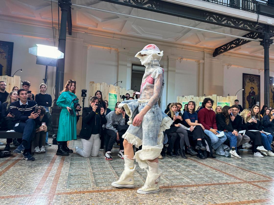 BRUSSELS (BELGIUM), 04/11/2024.- Fisherman-style hats, fantasy coats, asymmetries, and fluorescent glasses were the highlights of a sustainable fashion show that closed Thursday's session of the New European Bauhaus Festival, where 16 international designers made a statement about the need for change in the textile industry. EFE/Laura P. Gutiérrez 