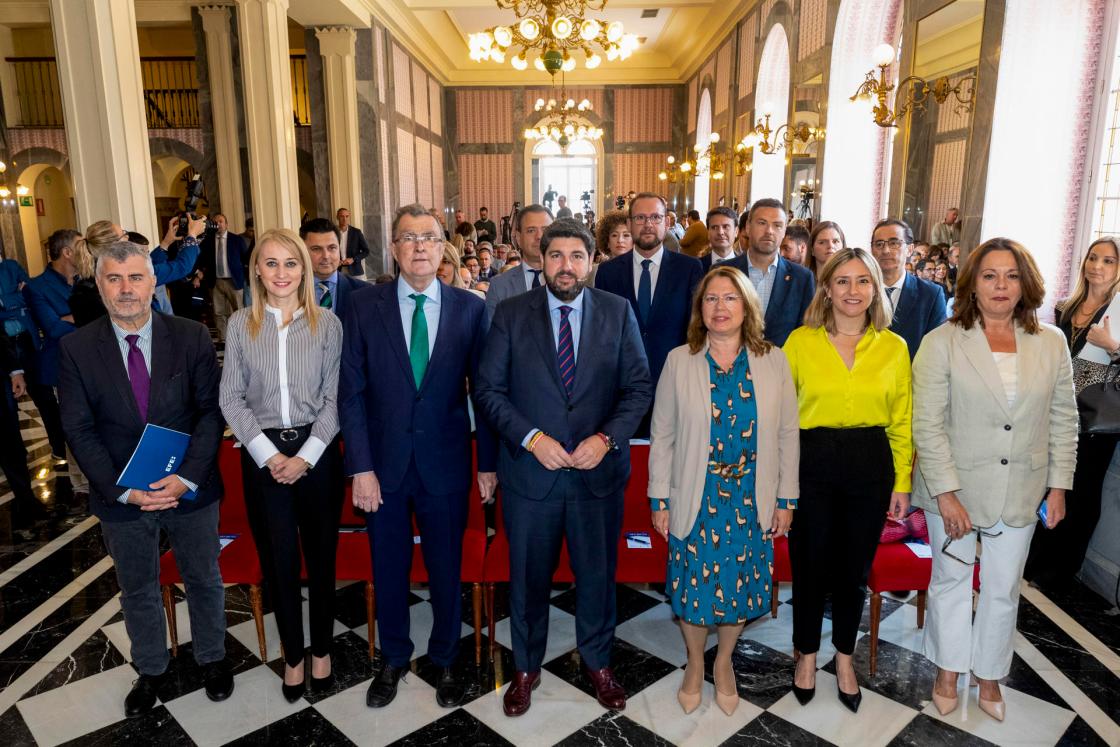 El presidente de la Región de Murcia, Fernando López Miras (c), acompañado por el presidente de la Agencia EFE, Miguel Ángel Oliver (i), el alcalde de Murcia, José Ballesta (3i), y la delegada de EFE en Murcia, Celia Cantero (d), entre otros, durante la inauguración de los actos conmemorativos del 40 aniversario de la implantación de la Agencia EFE en la Región de Murcia, este lunes. EFE/Marcial Guillén