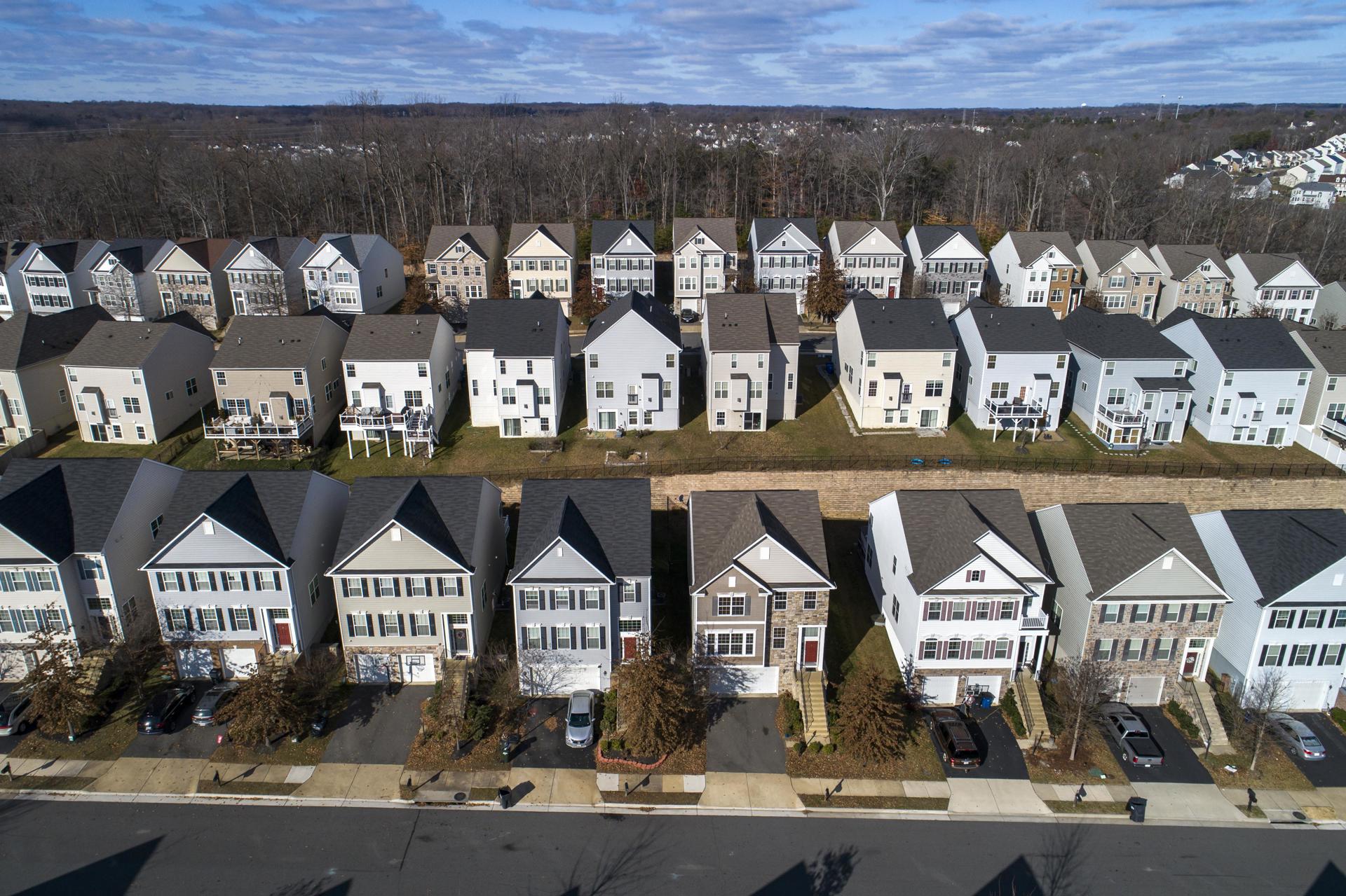 Fotografía de archivo tomada por un dron donde se observa viviendas familiares en Woodbridge, Virginia, Estados Unidos, 02 enero de 2024. EFE/EPA/JIM LO SCALZO