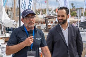 PALMA DE MALLORCA (ISLAS BALEARES) 27-04-24.Marco Mendoza consejero delegado y cofundador de TrueWorld, (d), y Diego Viu director general de Economía Circular, Transición Energética y Cambio Climático del Govern, durante la presentación del velero escuela Galaxie, el primer velero impulsado 100% con energía eléctrica fotos de grupo de todos los intagrantes y asociaciones involucradas en el proyecto .