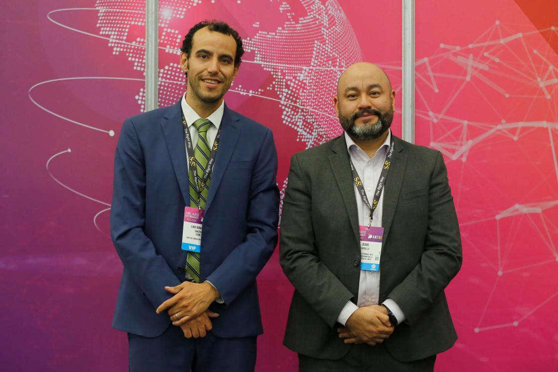 El director general de la empresa Ergosolar, Luis Gerardo Sánchez Stone (i) y el director de economía sostenible del Instituto Mexicano para la Competitividad (Imco), Jesús Carrillo (d) posan durante una entrevista con EFE el 17 de abril de 2024 en la ciudad de Guadalajara (México). EFE/Francisco Guasco