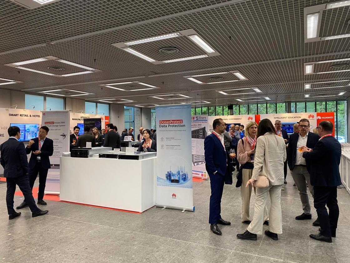 Como (Italy), April 12 (EFE).- Huawei seeks to consolidate its business network in Europe and become a leading player in 'helping' the old continent to build digital infrastructures EFE/Paula Garcia Ajofrin. 