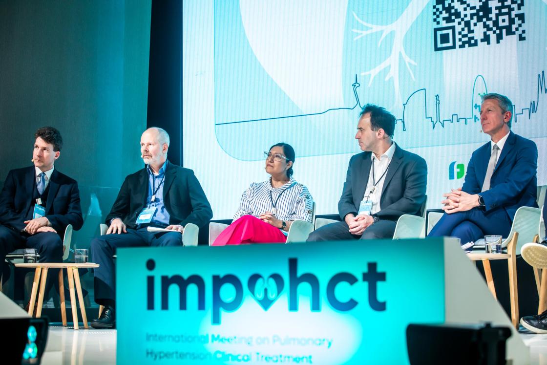 Mesa redonda, durante el congreso IMPAHCT 2024, sobre la visión del paciente con (de izquierda a derecha): Dr. Gabor Kovacs (Gabor Kovacs, Universidad Cíinica de Medicina Interna de Graz (Austria), Hall Skaara representante de la asociación europea de pacientes con hipertensión pulmonar (PHAEurope), Dr Nayeli Zayas, Instituto Nayas de Cardiología Ignacio Chavez (México), Dr. John Wort, consultor del Hospital Royal Brompton de Londres (Reino Unido), Dr Vincent Cottin, Universidad de Lion (Francia), Dr David Kiely Universidad de Sheffield, Reino Unido. EFE/FERRER/IMAGEN CEDIDA/CRÉDITO OBLIGATORIO