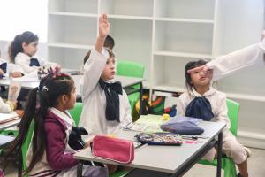 Fotografía de archivo donde se observa a varios niños asistiendo al inicio de las clases en un colegio en Montevideo (Uruguay). Imagen de archivo. EFE/ Sofia Torres