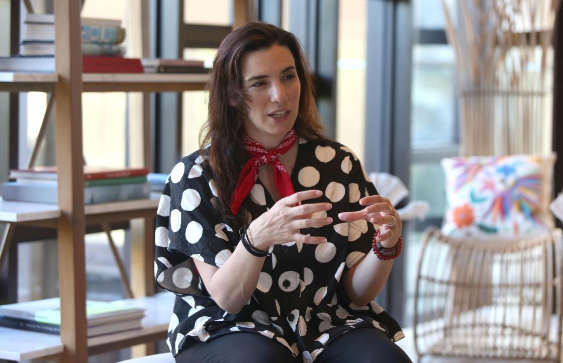 La cineasta mexicana Lila Avilés habla durante una entrevista con EFE el 19 de abril de 2024, en Playa del Carmen, en Quintana Roo (México).  EFE/ Alonso Cupul