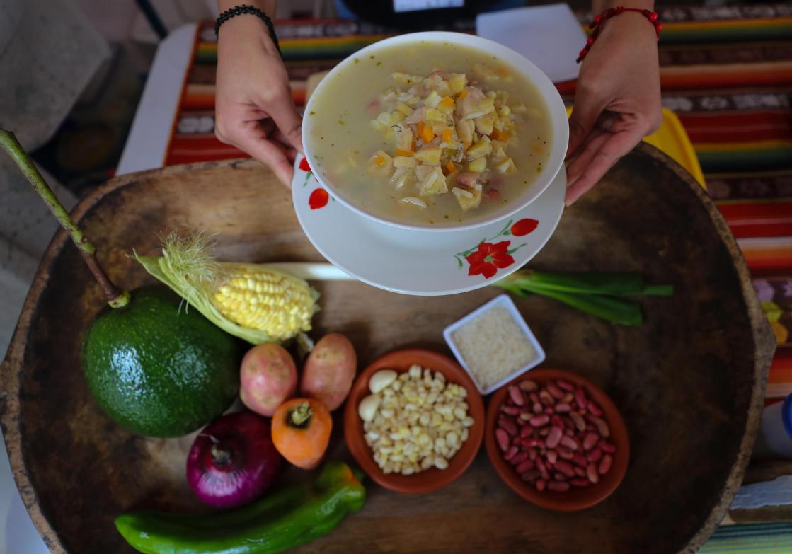 Fotografía del plato típico sancocho, en la población de Perucho (Ecuador). La Ruta Escondida de Quito alberga tesoros en forma de historia, cultura, naturaleza y gastronomía a la espera de ser encontrados por los turistas que se adentren a Puéllaro, Perucho, Chavezpamba, Atahualpa y San José de Minas, las cinco parroquias rurales de la capital ecuatoriana que la integran. EFE/ José Jácome 