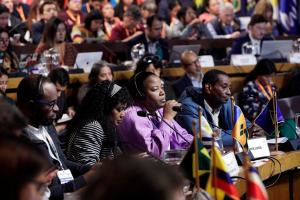 Personas de distintas nacionalidades participan de la tercera reunión de la Conferencia de las Partes del Acuerdo de Escazú, este miércoles en Santiago (Chile). EFE/ Elvis González