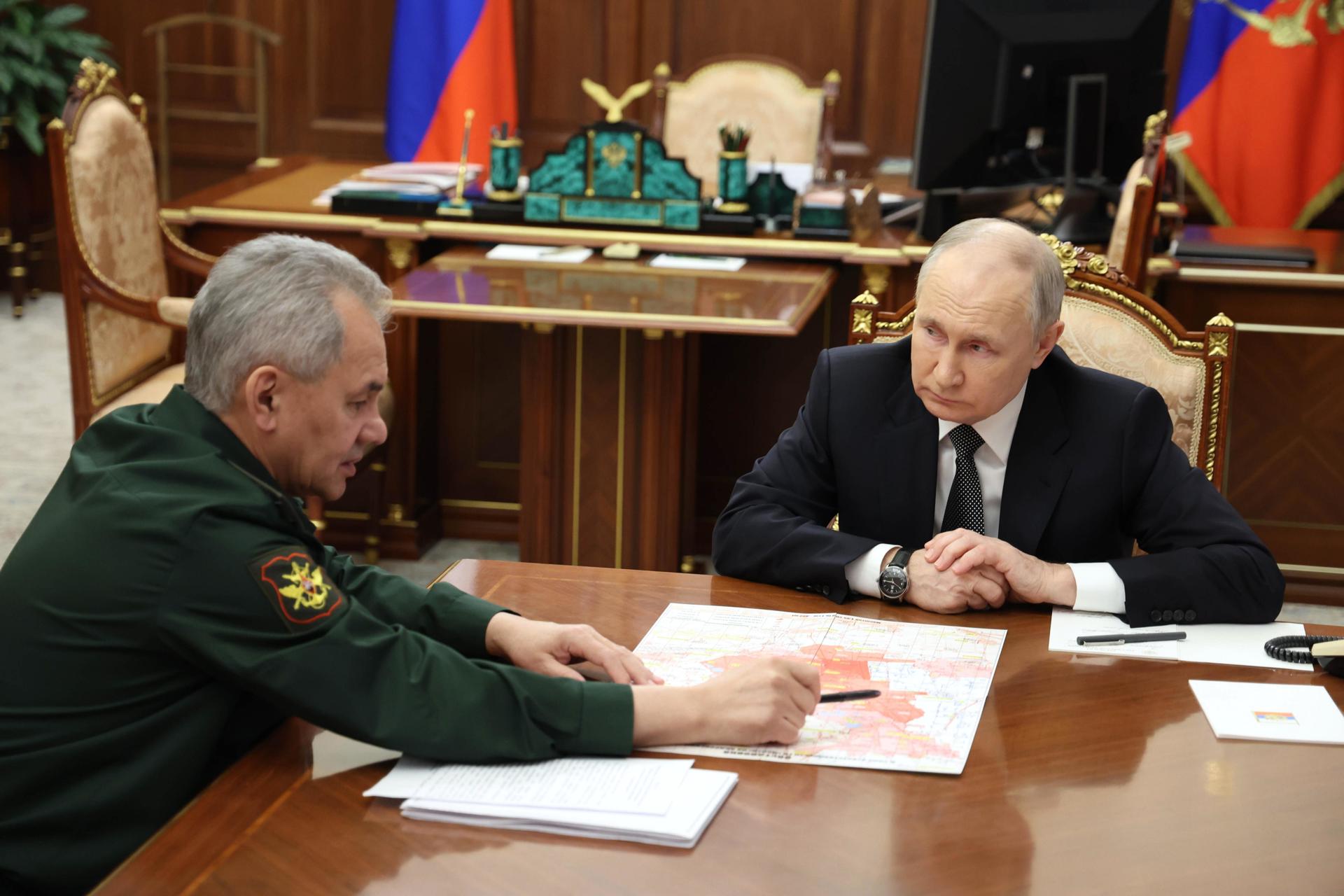 Moscow.- FILE photo of Russian President Vladimir Putin (R) as he listens to Russian Defense Minister Sergei Shoigu during a meeting at the Kremlin in Moscow, Russia, 20 February 2024. EFE/EPA/ALEXANDER KAZAKOV/SPUTNIK/KREMLIN POOL MANDATORY CREDIT