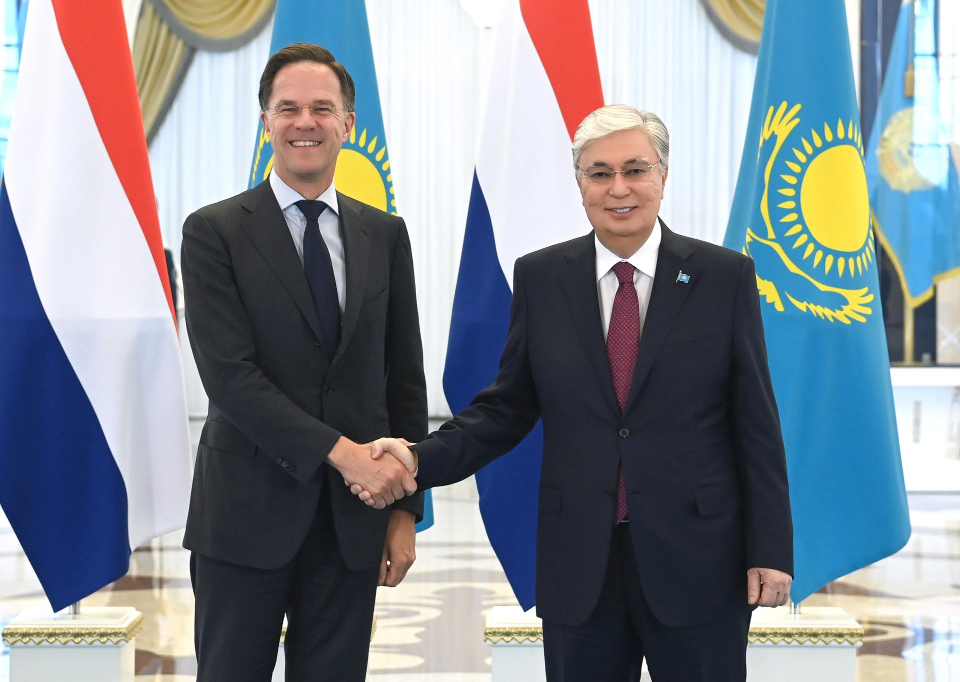El presidente de Kazajistán, Kasim-Yomart Tokáyev (d) con el primer ministro de Países Bajos, Mark Rutte (i), durante su reunión en Astaná. Rutte ofreció cooperación en la rama de la agricultura, la energía sostenible y la gestión de recursos hídricos y inauguró la plaza Amsterdam en la capital kazaja.