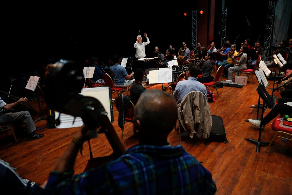 La directora invitada Nell Flanders de los Estados Unidos, dirige un ensayo de la Orquesta Sinfónica de Panamá el 14 de mayo de 2024 en el Teatro Balboa en Ciudad de Panamá (Panamá). EFE/Bienvenido Velasco