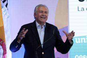 El presidente del consejo social de la UNIR, general (r) Óscar Naranjo, habla este martes durante el foro 'Caminar hacia Universidades Inclusivas' en Bogotá (Colombia). EFE/ Carlos Ortega