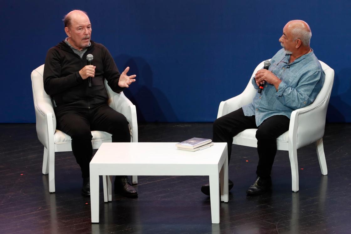 El cantautor panameño Rubén Blades (i) habla junto al escritor cubano Leonardo Padura durante la inauguración de la XI edición de Centroamérica Cuenta, el festival literario itinerante más grande de la región, este miércoles en Ciudad de Panamá (Panamá). EFE/ Bienvenido Velasco 