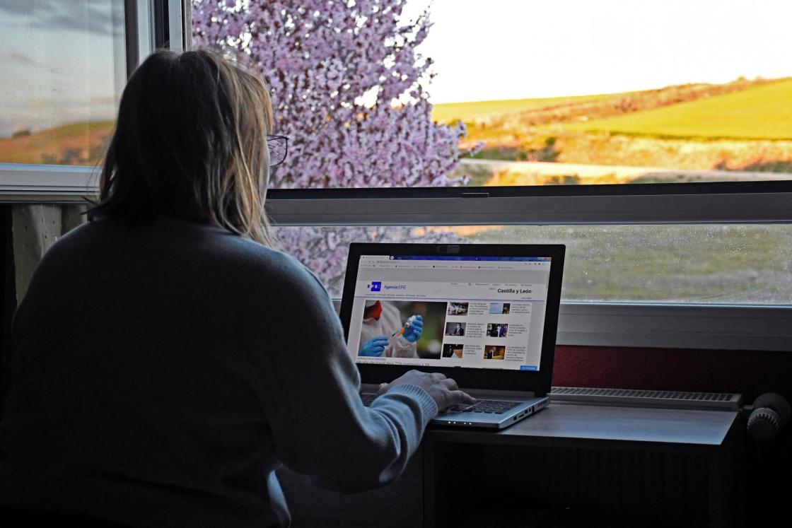 Imagen de archivo de una persona durante su jornada de teletrabajo en un entorno rural de la provincia de Segovia. EFE/PABLO MARTIN