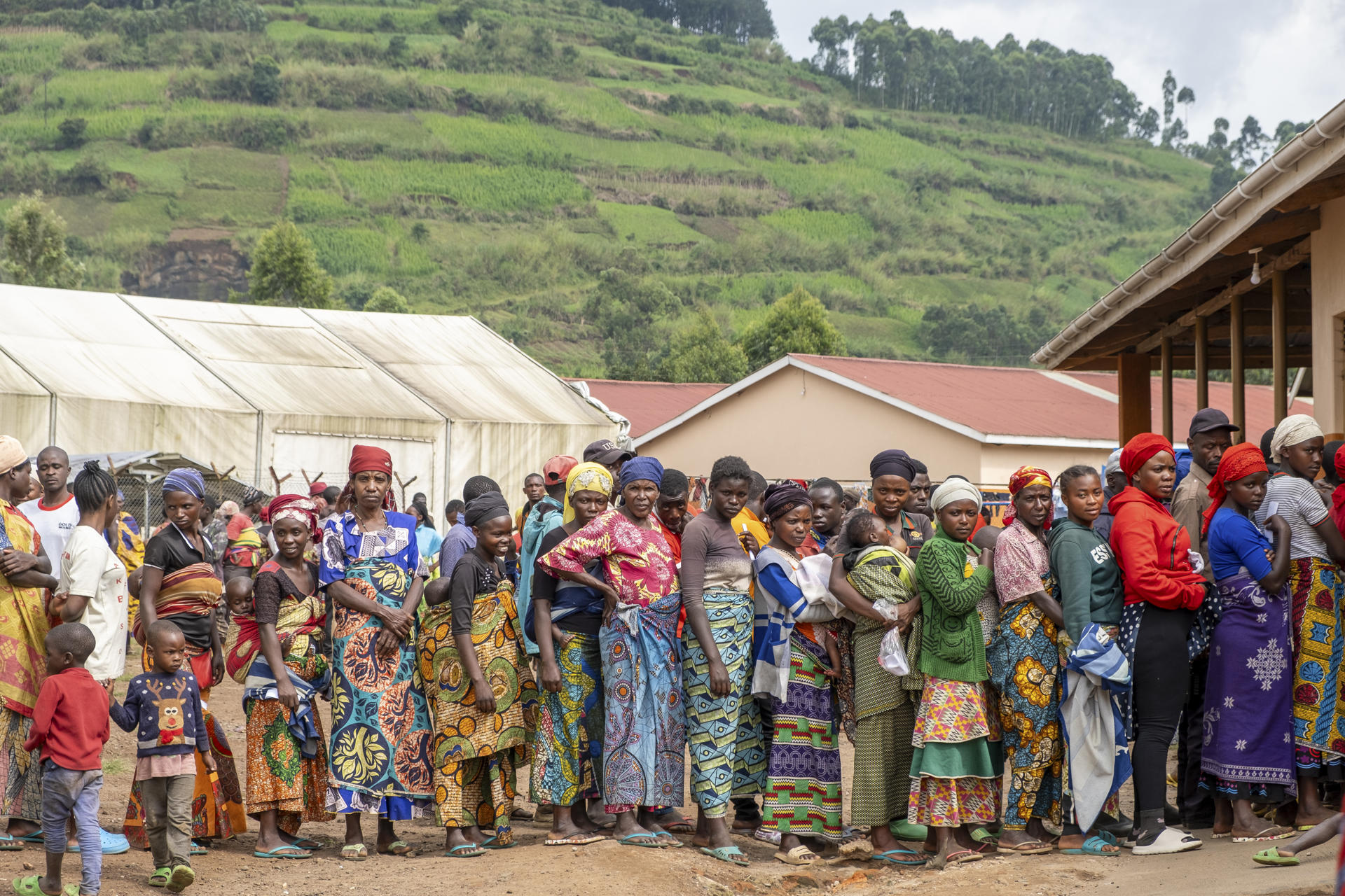 BUNAGANA, 09/05/2024.- Centro de tránsito de refugiados de Nyakabande en el suroeste de Uganda. Estos refugiados escapan de lo que el Comité Internacional de la Cruz Roja (CICR) ha descrito como una de las peores emergencias humanitarias de las últimas décadas en la República Democrática del Congo (RDC), con dos millones de personas hacinadas en campamentos de desplazados internos dentro de ese país. EFE/Pablo Moraga