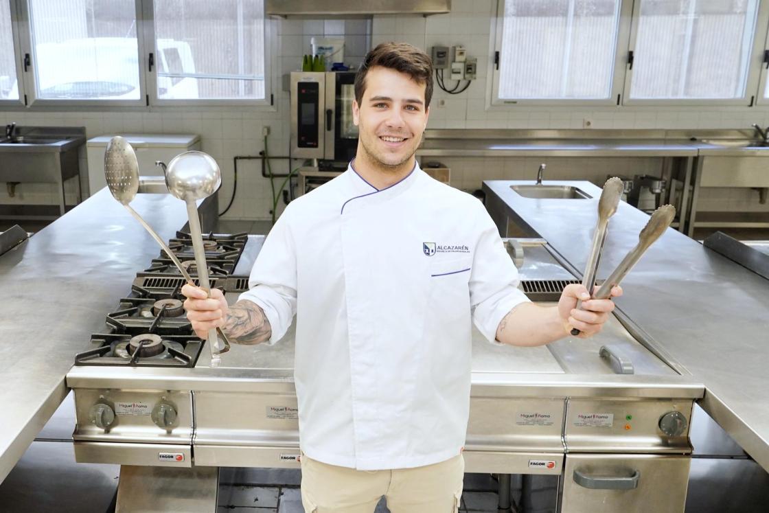 Valladolid, 14 may (EFE).- Hay infortunios que cierran puertas pero que abren ventanas, como bien sabe el joven cocinero de Aranda de Duero (Burgos) Andrés Esgueva a quien una grave lesión de rodilla le obligó a colgar el palo de hockey, pero que rápidamente sustituyó por el mango de una sartén en un camino que le ha situado como una de las mayores promesas de la cocina en el panorama nacional.EFE/Nacho Gallego