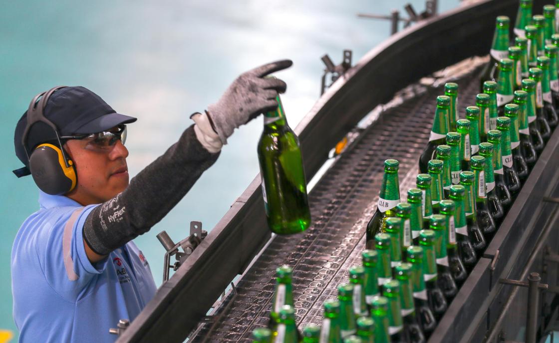 Un hombre trabaja en la planta de la Cervecería Nacional (CN), en Cumbayá, uno de los valles de Quito (Ecuador). EFE/ José Jácome 