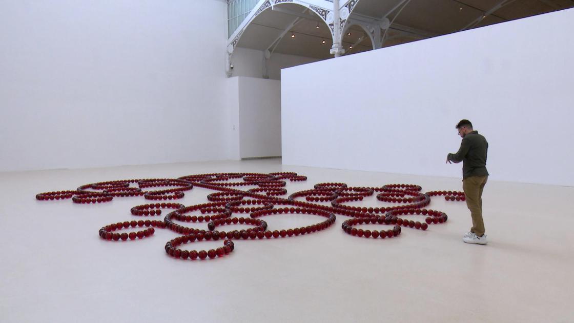 Un espectador contempla una obra de la muestra 'Perfecta es la pregunta', que el Museo Reina Sofía dedica al artista estadounidense James Lee Byars.