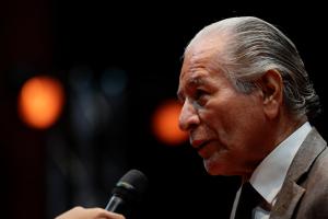 El director de la Orquesta Sinfónica de Panamá, Jorge Ledezma Bradley habla con los medios de comunicación durante un ensayo el 14 de mayo de 2024 en el Teatro Balboa en Ciudad de Panamá (Panamá). EFE/Bienvenido Velasco