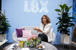 MADRID, 22/05/2024.-La marca japonesa de automoción Lexus ha llevado al salón expositivo Madrid Car Experience 2024 una flota de once vehículos capitaneados por el LBX, un modelo SUV de motorización híbrida y diseño contemporáneo, del que la compañía ha cerrado 1.500 pedidos en los primeros meses del año, la mitad de las 3.000 unidades previstas para 2024. En la inauguración del salón del automóvil, que acoge el recinto ferial IFEMA Madrid desde hoy hasta el 26 de mayo, la directora de Lexus España, Mar Pieltain, ha afirmado que hay tres mil quinientos clientes interesados en el LBX, lo que ofrece muy buenas perspectivas de resultados teniendo en cuenta que la puesta en marcha del modelo al cien por cien arrancó el pasado mes de abril.-EFE/David Fernández