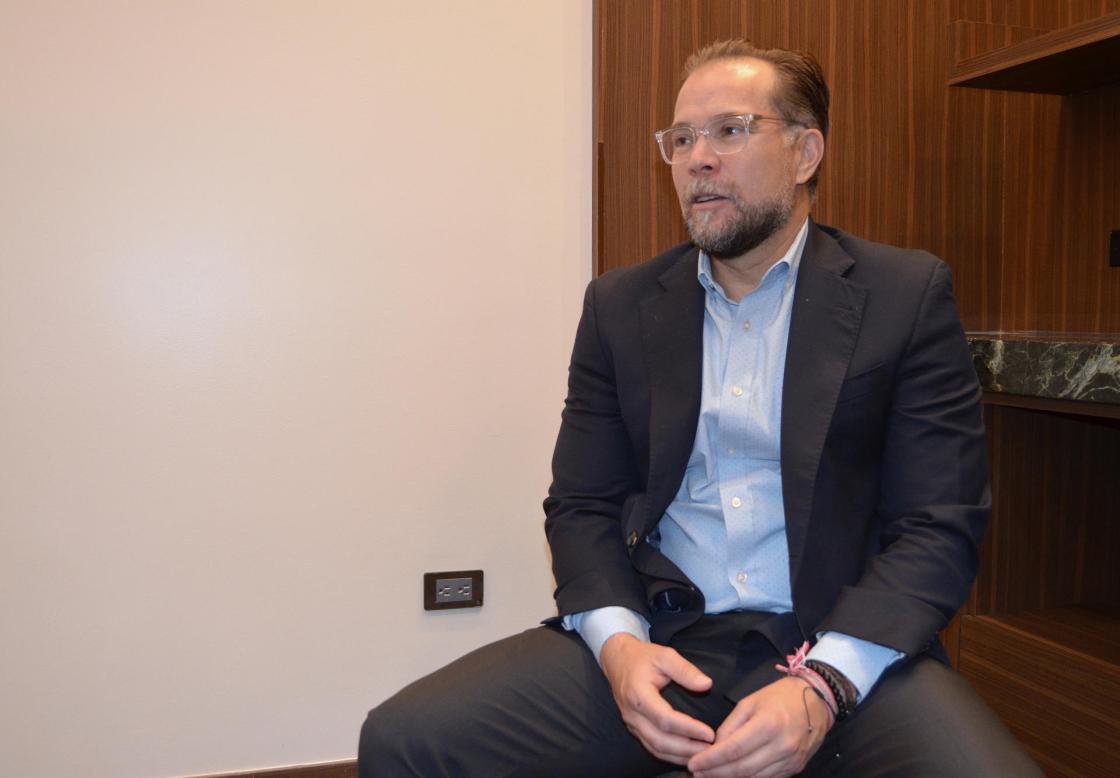 El presidente de Desarrollo Económico del Estado de Chihuahua (Desec), Jorge Cruz Camberos, habla durante una entrevista con EFE, el 21 de mayo de 2024, en Ciudad Juárez (México). EFE/Martín Coronado