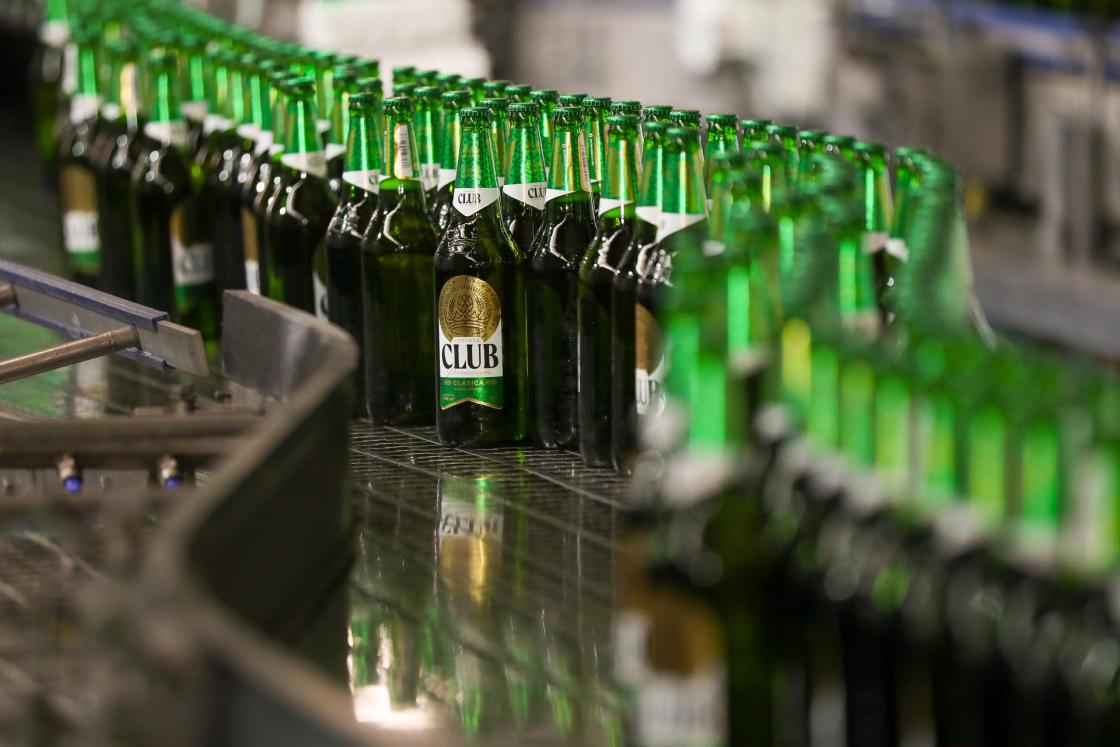 Fotografía de varias botellas de cerveza en la planta de la Cervecería Nacional (CN), en Cumbayá, uno de los valles de Quito (Ecuador). EFE/ José Jácome