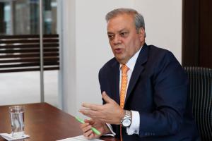 El presidente de la Cámara de Comercio de Bogotá, Ovidio Claros habla durante entrevista con EFE en Bogotá (Colombia). EFE/Carlos Ortega