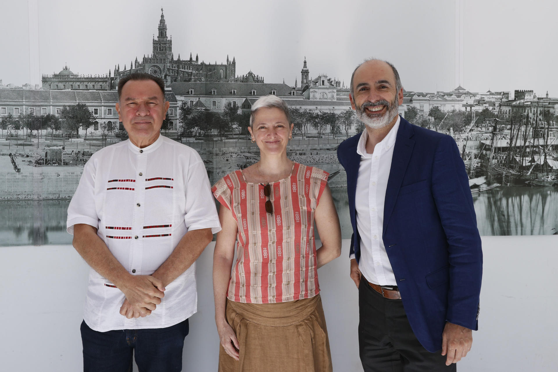 SEVILLA, 13/05/2024.- El profesor en Historia en la Universidad Autónoma de Zacatecas, en México, José Francisco Román Gutiérrez; la responsable de Programas del Centro Internacional de Estudios para la Conservación y la Restauración de los Bienes Culturales, Valerie Magar; y Luis Méndez (de izda a dcha), director del I Encuentro Iberoamericano de Patrimonio Universitario que comienza este lunes en Sevilla y en el que durante tres días expertos de una veintena de universidades de América y Europa analizarán las medidas que se llevan a cabo en el ámbito iberoamericano para el reconocimiento, protección y transmisión del patrimonio universitario. EFE/ Jose Manuel Vidal