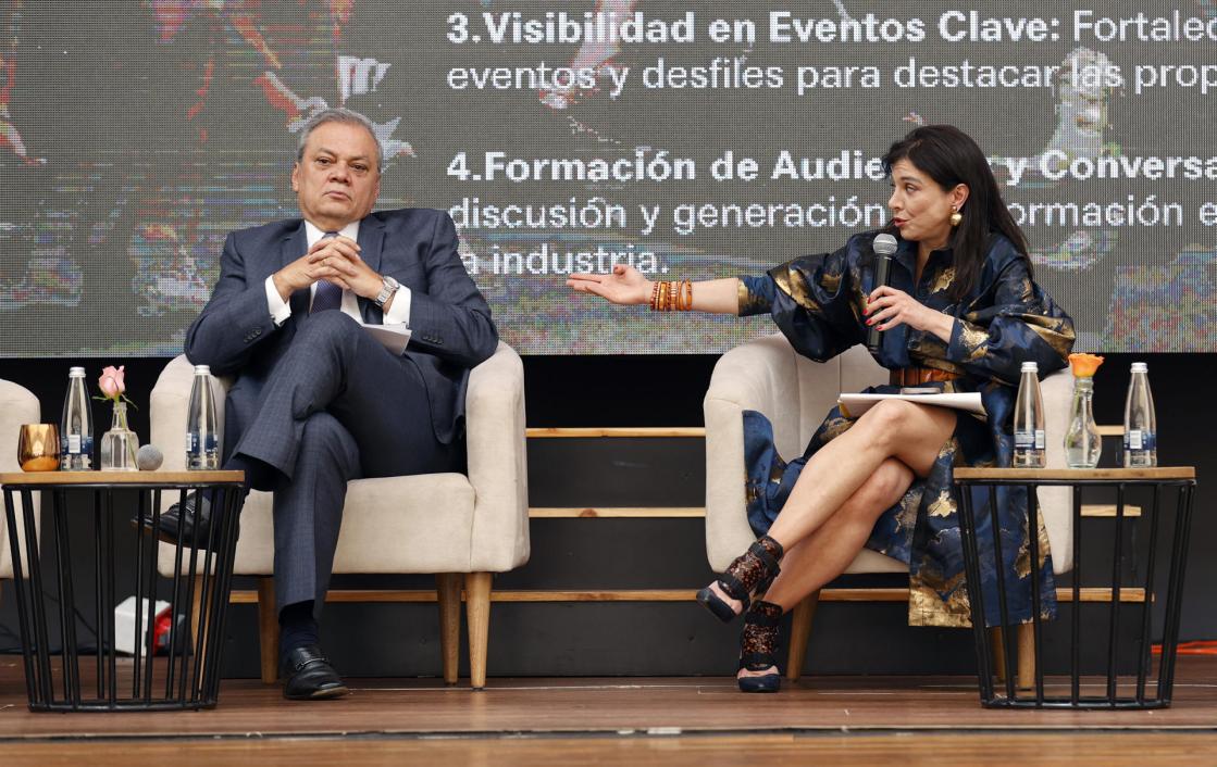 El presidente ejecutivo de la Cámara de Comercio de Bogotá (CCB) Ovidio Claros Polanco (i) y la gerente de plataformas de la CCB María Paz Gaviria participan en una rueda de prensa de la feria Bogotá Fashion Week 2024, en Bogotá (Colombia). EFE/Mauricio Dueñas Castañeda