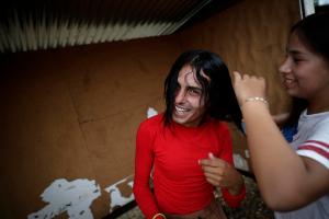 LAJAS BLANCAS (PANAMÁ), 15/05/2024.- El migrante venezolano Andry Manuel Adrian se peina en la estación de recepción migratoria de Lajas Blancas, luego de caminar por varios días la selva del Darién con rumbo a los Estados Unidos, el 10 de abril de 2024, en Lajas Blancas (Panamá). Para el colectivo LGTBIQ+ la ruta migratoria hacia Estados Unidos no solo significa huir de la pobreza para intentar mejorar la economía familiar, sino también la búsqueda de la libertad de mostrarse como son, sin tener que esconderse por los ataques, la persecución y burlas en sus países de origen. EFE/ Bienvenido Velasco