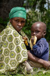 BUNAGANA, 09/05/2024.- Centro de tránsito de refugiados de Nyakabande en el suroeste de Uganda. En la imagen, la campesina Beatrice (i), que tiene 37 años pero oculta su apellido por miedo, decidió huir después de que el grupo rebelde Movimiento 23 de Marzo (M23) matase a su marido el mes pasado. Ni siquiera pudo enterrarlo. Los refugiados de Nyakabande escapan de lo que el Comité Internacional de la Cruz Roja (CICR) ha descrito como una de las peores emergencias humanitarias de las últimas décadas en la República Democrática del Congo (RDC), con dos millones de personas hacinadas en campamentos de desplazados internos dentro de ese país. EFE/Pablo Moraga