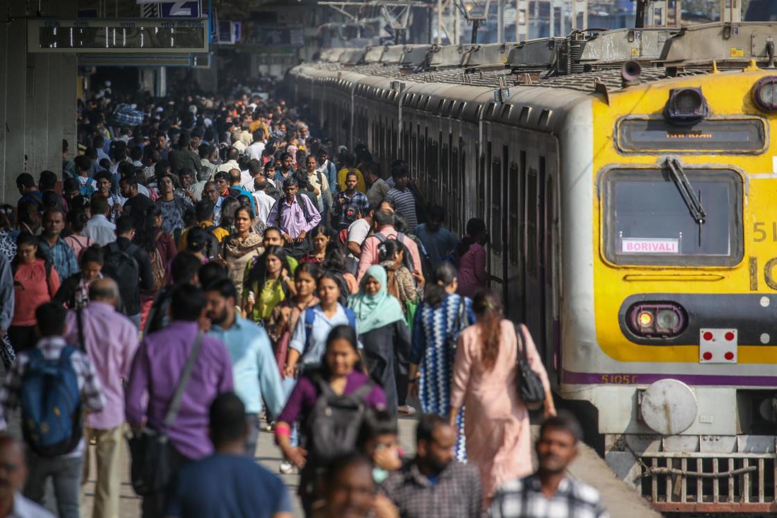 Imagen de archivo de una estación de ferrocarril en la India. EFE/EPA/DIVYAKANT SOLANKI