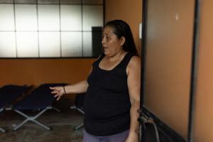 GUA3001. Izabal (GUATEMALA).14/05/2024.- Felicita Palencia, líder de la comunidad de Jimeritos, fronteriza entre Guatemala y Honduras, muestra el pasado 2 de mayo el salón que fue habilitado junto a la Cruz Roja guatemalteca para atender a personas en tránsito que buscan llegar a los Estados Unidos. EFE/David Toro