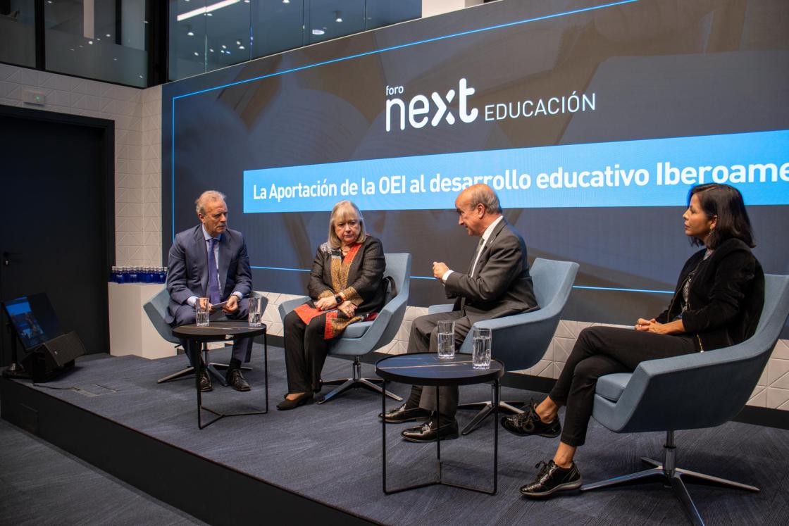 Imagen del Foro Next Educación 'La Aportación de la OEI al desarrollo educativo iberoamericano', en la que aparecen el moderador Manuel Campo Vidal (i), la exministra de Relaciones de Exteriores de Argentina Susana Malcorra (ci), el secretario general de la OEI, Manuel Jabonero (cd) y la directora de la Fundación Carolina, Erika Rodríguez (d). /Fotografía cedida por la organización