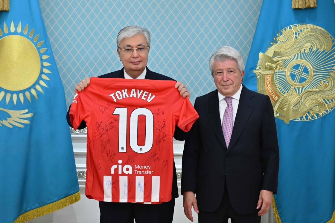 ASTANA, 11/06/2024.- Atletico Madrid Chairman Enrique Cerezo (right) Tuesday presented to Kazakh President Kassym-Jomart Tokayev (left) the project for the creation of a soccer academy in the city of Talgar, in the southeast of this Central Asian republic. The Kazakh leader, who received the Atletico chief at Akorda, his official residence, thanked him for his willingness to share his experience and to support the development of soccer in the country, the presidents press office said. EFE/AKORDA-KAZAKH PRESIDENTS OFFICE/EDITORIAL USE ONLY/ONLY AVAILABLE TO ILLUSTRATE THE ACCOMPANYING NEWS (OBLIGATORY CREDIT)