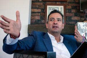 El alcalde de Chihuahua, Marco Bonilla habla durante una entrevista con EFE en Chihuahua (México). EFE/ Martín Coronado