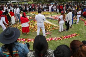 Personas participan en el Inti Raymi (fiesta del sol) en Quito (Ecuador). EFE/José Jácome