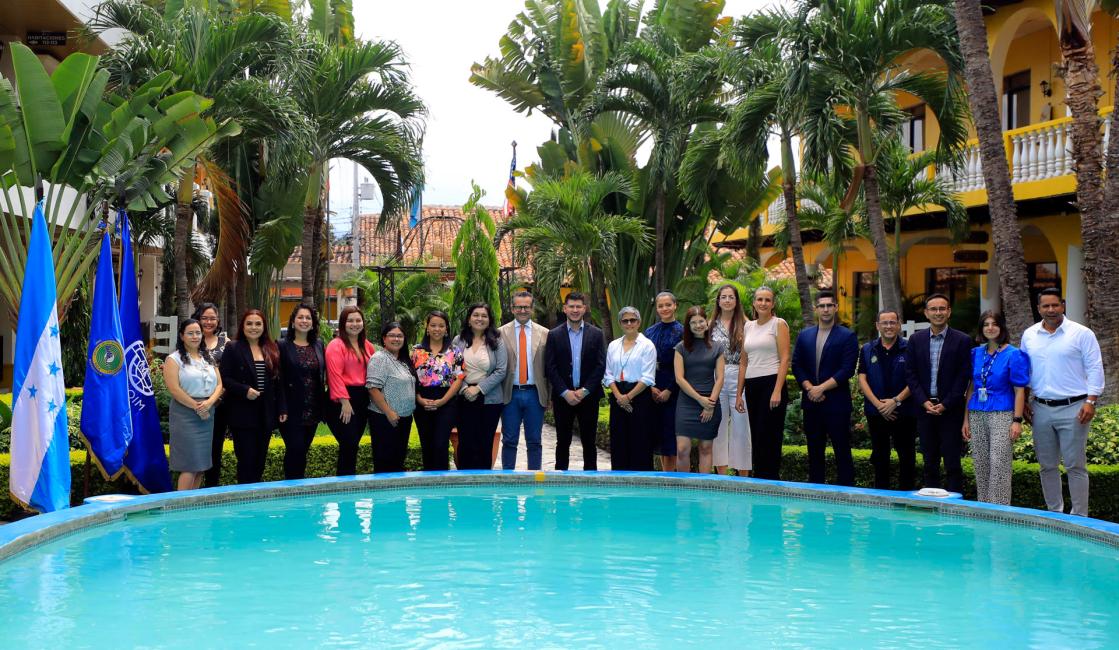Fotografía de los participantes de la Primera Edición de la Escuela regional de formación para funcionarios institucionales en comunicación y migración, este miércoles, en la ciudad de Comayagua (Honduras). EFE/Gustavo Amador 