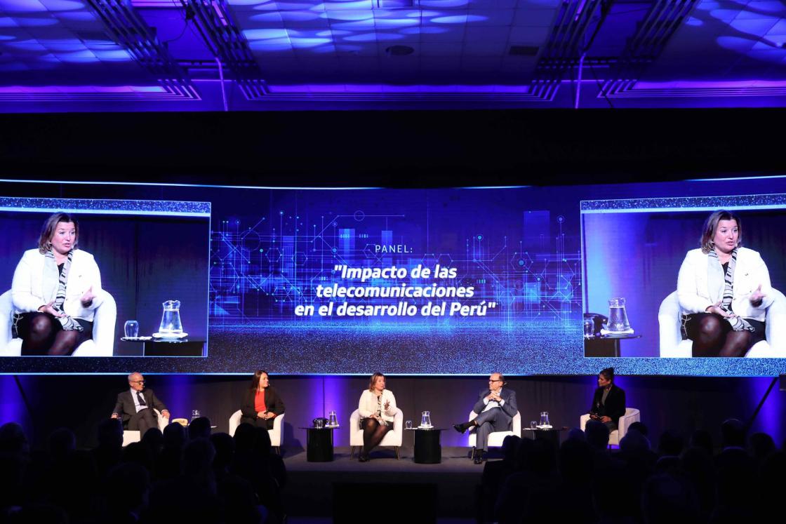 El expresidente de la Confederación Nacional de Instituciones Empresariales Privadas (Confiep), Roque Benavides (i), la exresponsable de la Secretaría de Gobierno y Transformación Digital de Perú, Marushka Chocobar (2-i), la presidenta ejecutiva de Telefónica Perú, Elena Maestre (c) y el director ejecutivo de Intercorp, Fernando Zavala (2-d) y la moderadora Maite Vizcarraayer participan de un acto de conmemoración por el trigésimo aniversario de Telefónic, en Lima (Perú). EFE/Paolo Aguilar